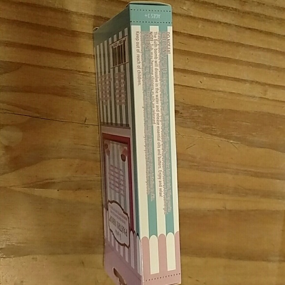 NEW! Large Bath Fizzie, Popsicle Strawberry scent - Picture 3 of 3